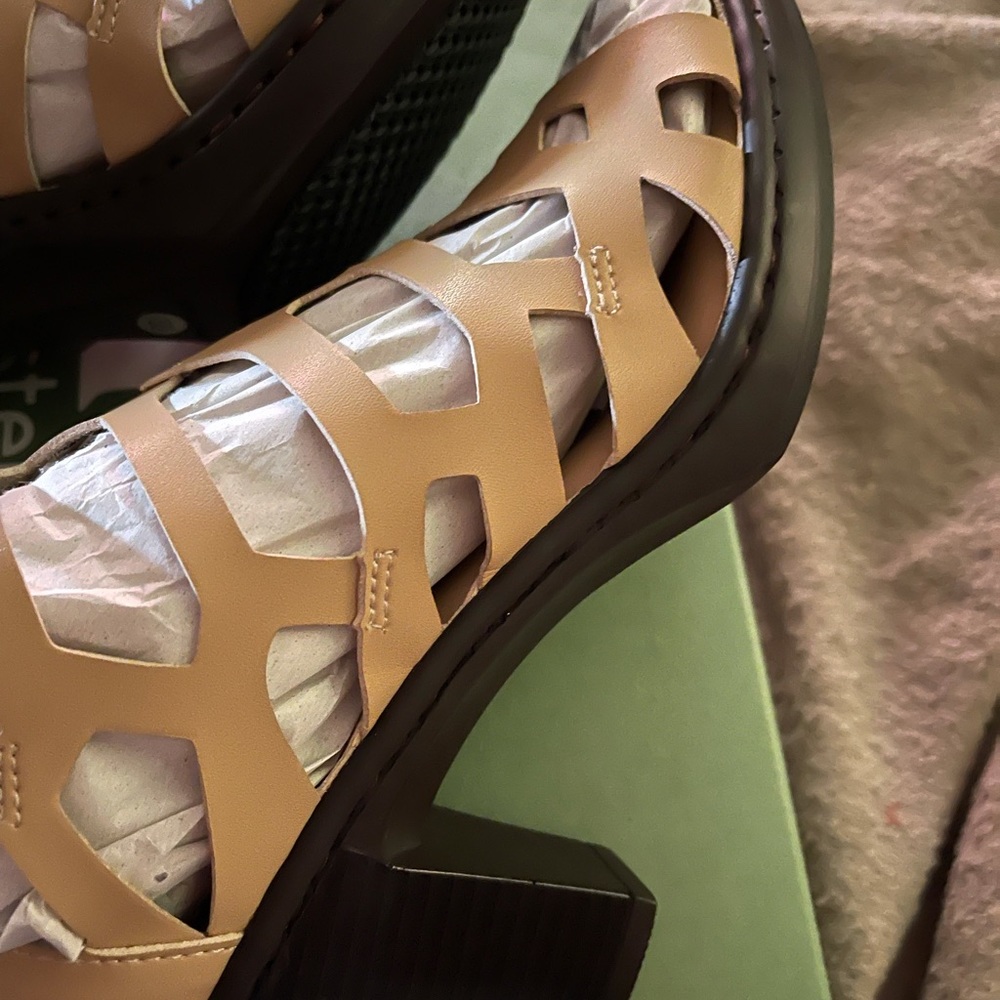 Tastemaker NWT Beige Heeled Sandals Size 8.5 - Picture 8 of 12